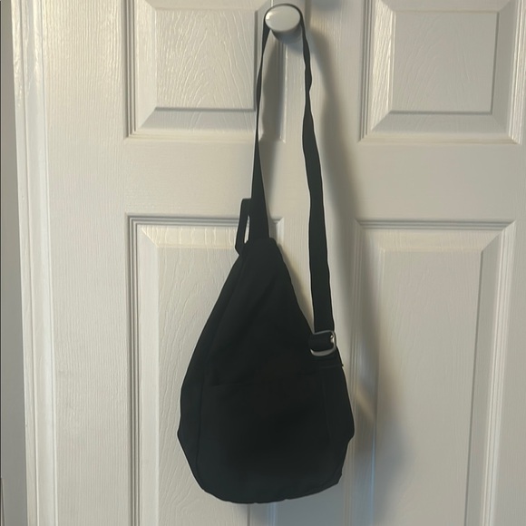 Nike Black Crossbody Bag Sleek and Versatile - Picture 3 of 7